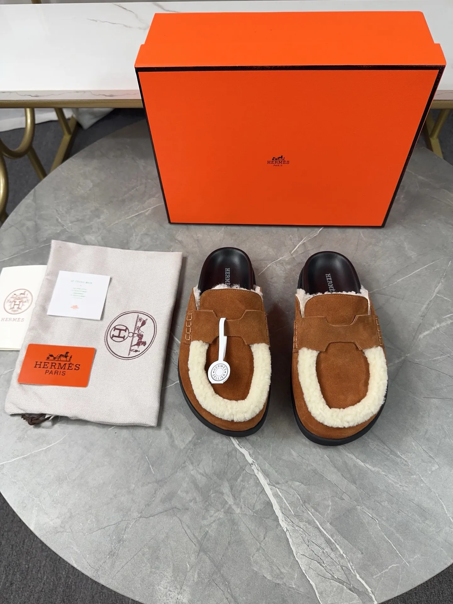 p460🐮🐮HERMES Birkenstock Mules🍬 Spring and summer really need versatile slippers. They have a casual and high-end feel, and the comfort is also great. The large toe design adds a playful feel, and the slip-on design is convenient and practical to wear. 🌷Upper: original high mercerized cow velvet 🌷Inner lining: wool 🌷Outsole: original TPU water platform + rubber film combination 🌷Number of sizes: women's size 35-40 (40-41 -42 is not returnable) men's size: 38-45 (45 is not returnable)